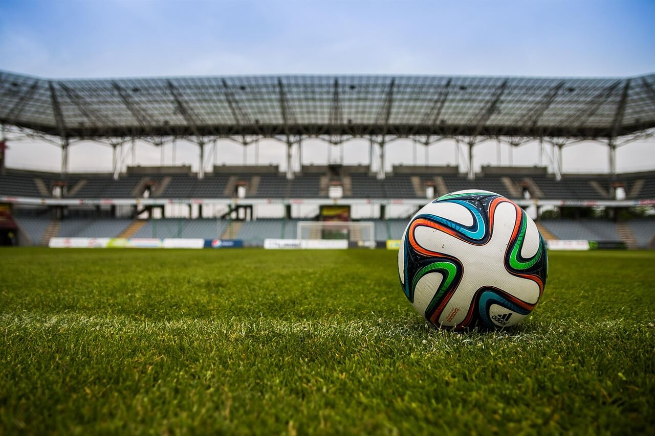 LAG Rheinland-Pfalz: Profifußball gerettet, Befristung bei Profis wirksam